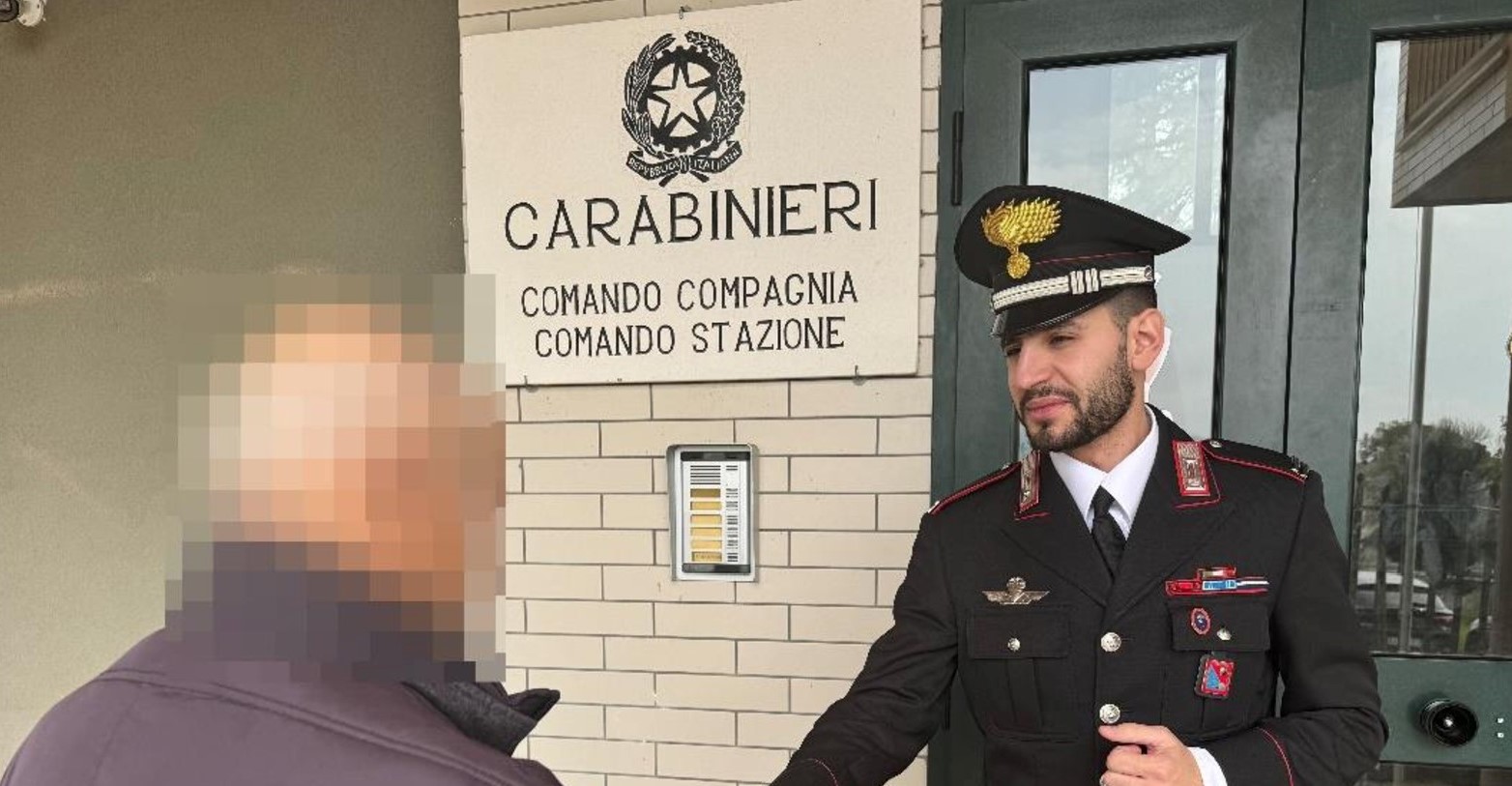 un carabinieri e un anziano truffato fuori il comando