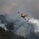Un Canadair in azione durante le operazioni di spegnimento degli incendi boschivi nell’Aquilano, impegnato nei lanci d’acqua per supportare le squadre a terra