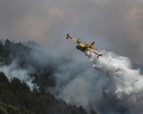 Un Canadair in azione durante le operazioni di spegnimento degli incendi boschivi nell’Aquilano, impegnato nei lanci d’acqua per supportare le squadre a terra