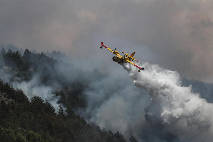Un Canadair in azione durante le operazioni di spegnimento degli incendi boschivi nell’Aquilano, impegnato nei lanci d’acqua per supportare le squadre a terra