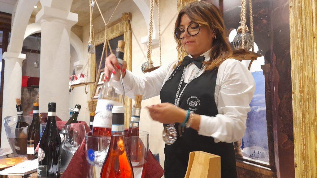 Una sommelier dell’AIS Abruzzo durante una delle degustazioni guidate di “Castelvecchio DiVino in Vino”, rassegna enologica ospitata nei palazzi storici del borgo subequano. In assaggio venti etichette selezionate da dieci cantine abruzzesi