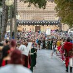 Un momento del Corteo della Bolla della Perdonanza Celestiniana, con figuranti in abiti medievali lungo le vie del centro storico dell’Aquila.