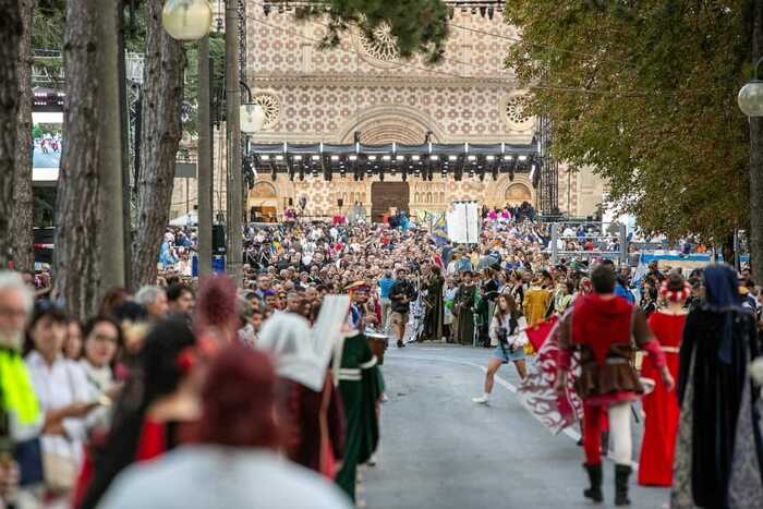 Un momento del Corteo della Bolla della Perdonanza Celestiniana, con figuranti in abiti medievali lungo le vie del centro storico dell’Aquila.