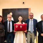 La Croce del Perdono 2025 presentata a Palazzo Margherita, opera dei maestri orafi aquilani Laura Caliendo e Gabriele Di Mizio