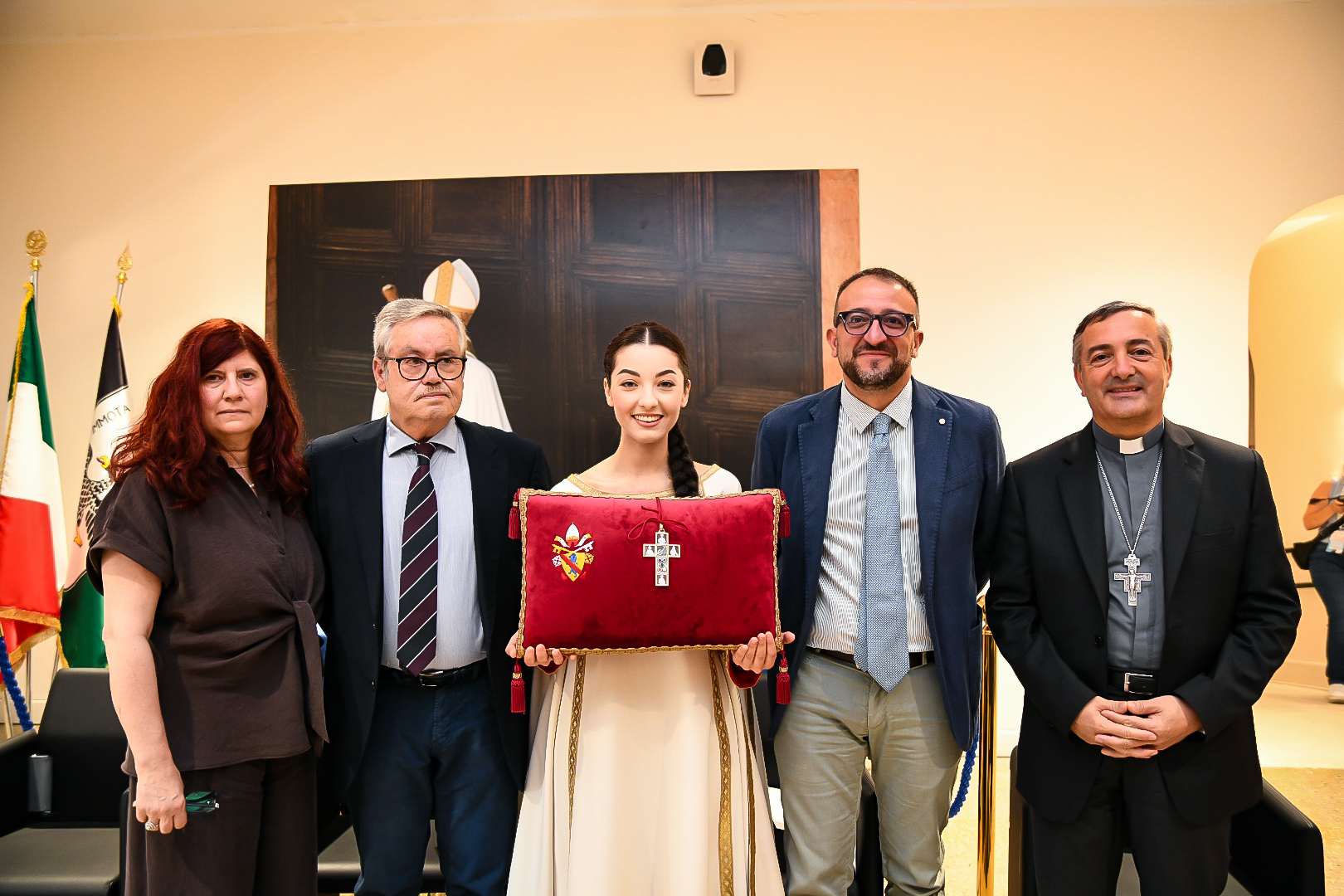 La Croce del Perdono 2025 presentata a Palazzo Margherita, opera dei maestri orafi aquilani Laura Caliendo e Gabriele Di Mizio