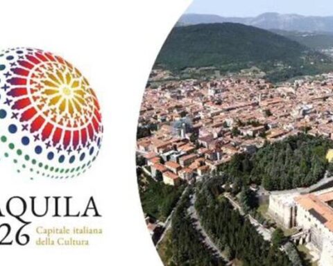 Il logo ufficiale di “L’Aquila Capitale Italiana della Cultura 2026”, simbolo di una città che guarda al futuro valorizzando la propria identità e il proprio patrimonio culturale