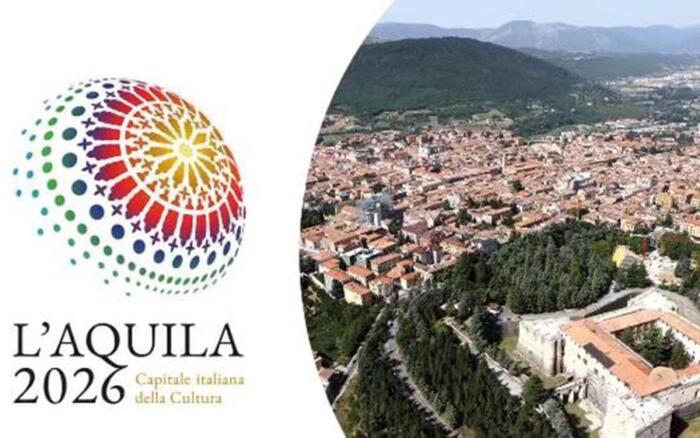 Il logo ufficiale di “L’Aquila Capitale Italiana della Cultura 2026”, simbolo di una città che guarda al futuro valorizzando la propria identità e il proprio patrimonio culturale
