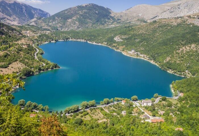 Il Lago di Scanno, nel Parco nazionale d’Abruzzo, Lazio e Molise, è famoso per la sua caratteristica forma a cuore, visibile dal panoramico Sentiero del cuore dove è avvenuto l’incidente