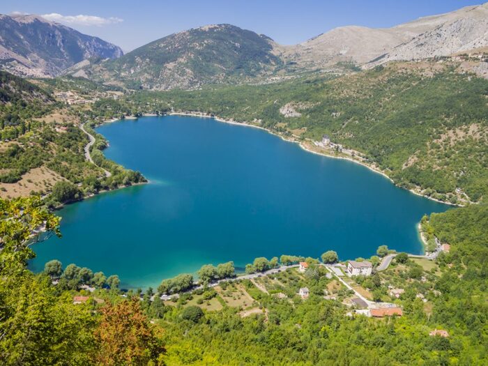 Il Lago di Scanno, nel Parco nazionale d’Abruzzo, Lazio e Molise, è famoso per la sua caratteristica forma a cuore, visibile dal panoramico Sentiero del cuore dove è avvenuto l’incidente