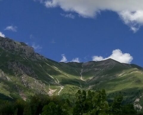 Veduta panoramica del Gran Sasso d’Italia, con i borghi ai piedi della montagna, cuore dell’offerta turistica estiva dell’Abruzzo.