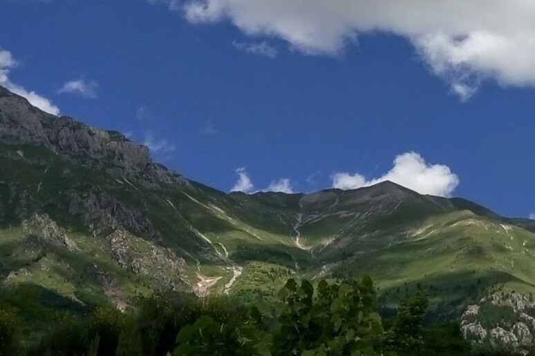 Veduta panoramica del Gran Sasso d’Italia, con i borghi ai piedi della montagna, cuore dell’offerta turistica estiva dell’Abruzzo.