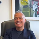 Paolo Costanzi in un momento istituzionale: alle spalle una lunga carriera nella pubblica amministrazione, con incarichi dirigenziali in Regione Abruzzo e nel sistema degli enti locali. Figura di riferimento per la riorganizzazione della Asl 1