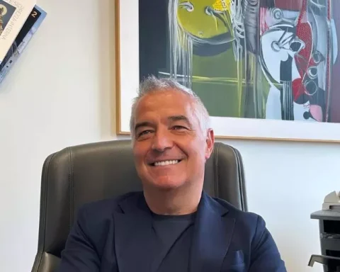 Paolo Costanzi in un momento istituzionale: alle spalle una lunga carriera nella pubblica amministrazione, con incarichi dirigenziali in Regione Abruzzo e nel sistema degli enti locali. Figura di riferimento per la riorganizzazione della Asl 1