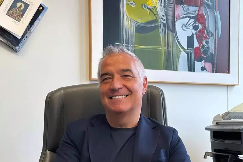 Paolo Costanzi in un momento istituzionale: alle spalle una lunga carriera nella pubblica amministrazione, con incarichi dirigenziali in Regione Abruzzo e nel sistema degli enti locali. Figura di riferimento per la riorganizzazione della Asl 1