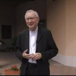 Il cardinale Pietro Parolin all’Aquila, accolto in occasione della 731ª Perdonanza Celestiniana, prima della celebrazione e dell’apertura della Porta Santa di Collemaggio.