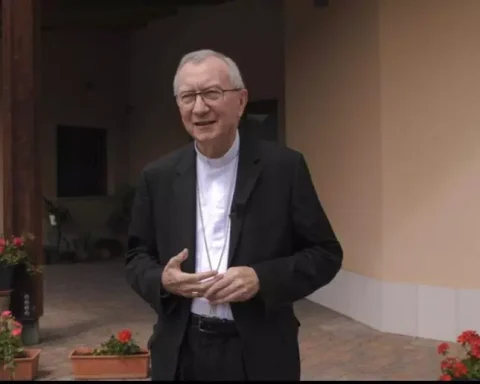 Il cardinale Pietro Parolin all’Aquila, accolto in occasione della 731ª Perdonanza Celestiniana, prima della celebrazione e dell’apertura della Porta Santa di Collemaggio.