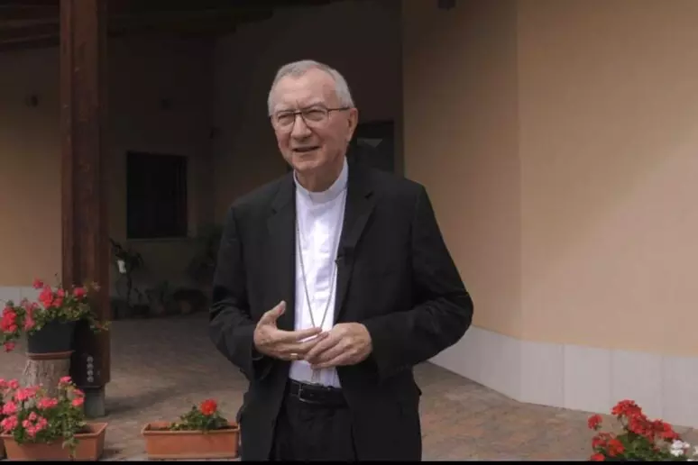 Il cardinale Pietro Parolin all’Aquila, accolto in occasione della 731ª Perdonanza Celestiniana, prima della celebrazione e dell’apertura della Porta Santa di Collemaggio.