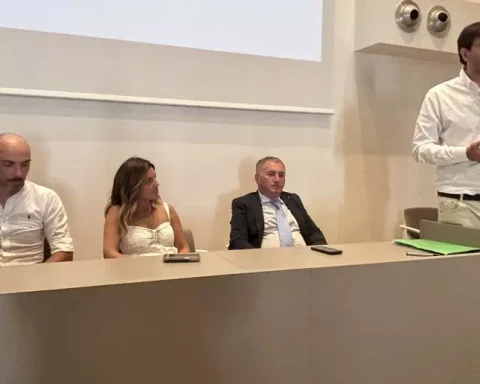 Un momento della presentazione dell’accordo tra Provincia dell’Aquila e Unione dei Comuni Montagna Aquilana per l’avvio del nuovo Piano territoriale di coordinamento provinciale.