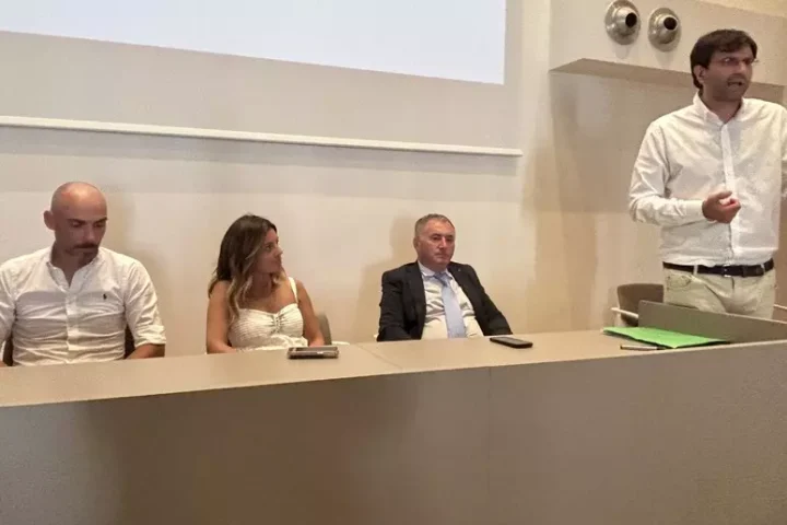 Un momento della presentazione dell’accordo tra Provincia dell’Aquila e Unione dei Comuni Montagna Aquilana per l’avvio del nuovo Piano territoriale di coordinamento provinciale.