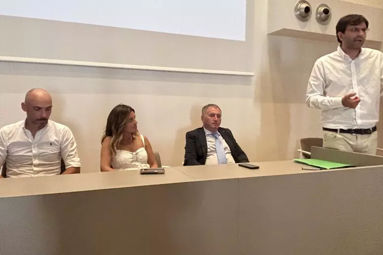 Un momento della presentazione dell’accordo tra Provincia dell’Aquila e Unione dei Comuni Montagna Aquilana per l’avvio del nuovo Piano territoriale di coordinamento provinciale.
