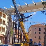 l ponte Belvedere durante le operazioni di montaggio della terza sezione dell’impalcato, realizzate con l’ausilio di un megalift da 400 tonnellate. L’infrastruttura, ricostruita come ponte strallato, sarà riaperta entro l’anno.