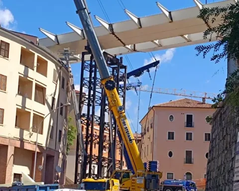 l ponte Belvedere durante le operazioni di montaggio della terza sezione dell’impalcato, realizzate con l’ausilio di un megalift da 400 tonnellate. L’infrastruttura, ricostruita come ponte strallato, sarà riaperta entro l’anno.