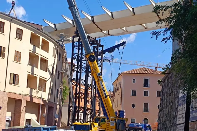 l ponte Belvedere durante le operazioni di montaggio della terza sezione dell’impalcato, realizzate con l’ausilio di un megalift da 400 tonnellate. L’infrastruttura, ricostruita come ponte strallato, sarà riaperta entro l’anno.