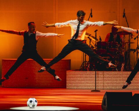 Stefano De Martino durante una coreografia di “Meglio Stasera Summer Tour 2025”, accompagnato dai ballerini e dalla Disperata Erotica Band