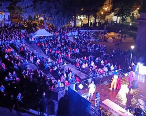Il pubblico assiepato davanti al palco della Villa Comunale durante una delle passate edizioni di Sulle Tracce del Drago