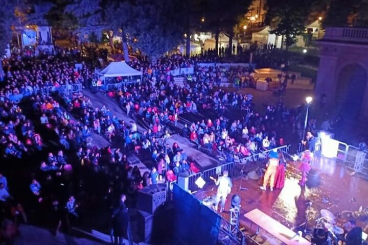 Il pubblico assiepato davanti al palco della Villa Comunale durante una delle passate edizioni di Sulle Tracce del Drago