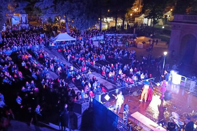 Il pubblico assiepato davanti al palco della Villa Comunale durante una delle passate edizioni di Sulle Tracce del Drago