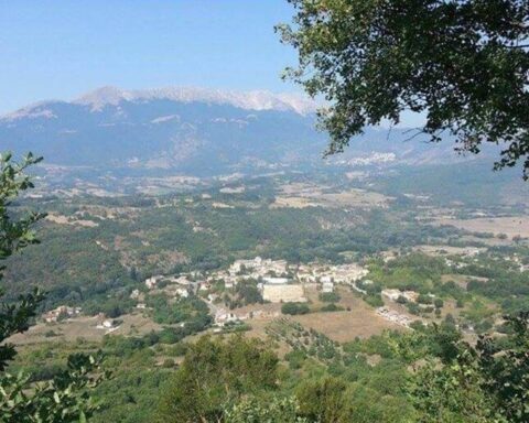 Uno scorcio della Valle Subequana con il borgo di Santa Maria del Ponte incastonato tra boschi e colline, ai piedi del massiccio del Sirente. Qui si svolge la festa patronale di San Pancrazio, tra spiritualità, sapori abruzzesi e comicità popolare. Un contesto intimo e autentico, lontano dai riflettori