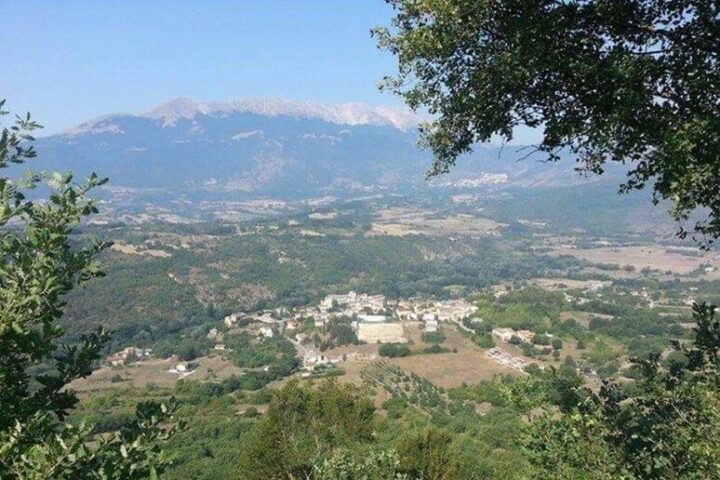 Uno scorcio della Valle Subequana con il borgo di Santa Maria del Ponte incastonato tra boschi e colline, ai piedi del massiccio del Sirente. Qui si svolge la festa patronale di San Pancrazio, tra spiritualità, sapori abruzzesi e comicità popolare. Un contesto intimo e autentico, lontano dai riflettori