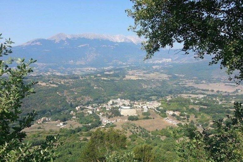 Uno scorcio della Valle Subequana con il borgo di Santa Maria del Ponte incastonato tra boschi e colline, ai piedi del massiccio del Sirente. Qui si svolge la festa patronale di San Pancrazio, tra spiritualità, sapori abruzzesi e comicità popolare. Un contesto intimo e autentico, lontano dai riflettori
