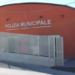 Il Comando della Polizia Locale dell’Aquila, al centro della polemica sulla legge regionale che apre ai dirigenti esterni per la guida del corpo