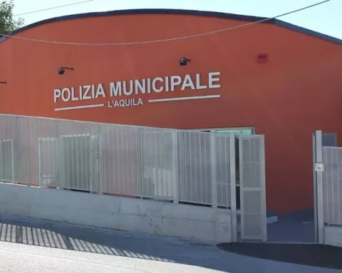 Ingresso del Comando della Polizia Municipale dell’Aquila, al centro delle polemiche per la mancata nomina di un comandante effettivo