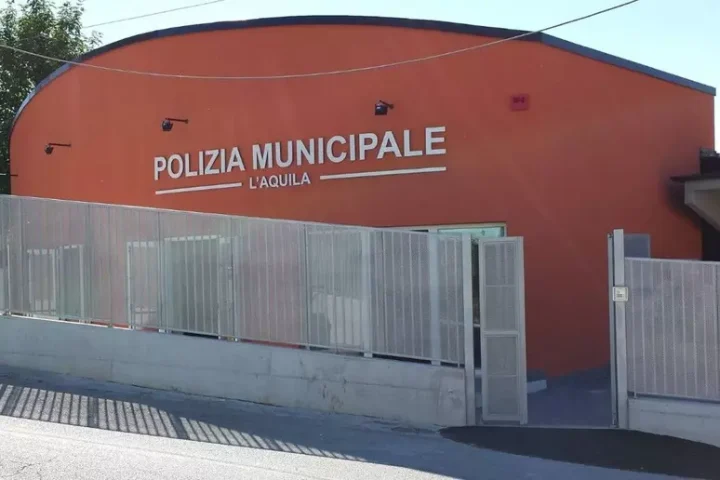 Ingresso del Comando della Polizia Municipale dell’Aquila, al centro delle polemiche per la mancata nomina di un comandante effettivo