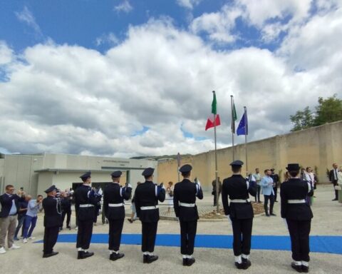 Nell’ampio cortile dell’Istituto per i minorenni dell'Aquila rinnovato, autorità civili e militari, insieme ai rappresentanti della giustizia e della politica, si sono ritrovati per il taglio del nastro, sotto uno striscione con il tricolore e gli stemmi istituzionali.