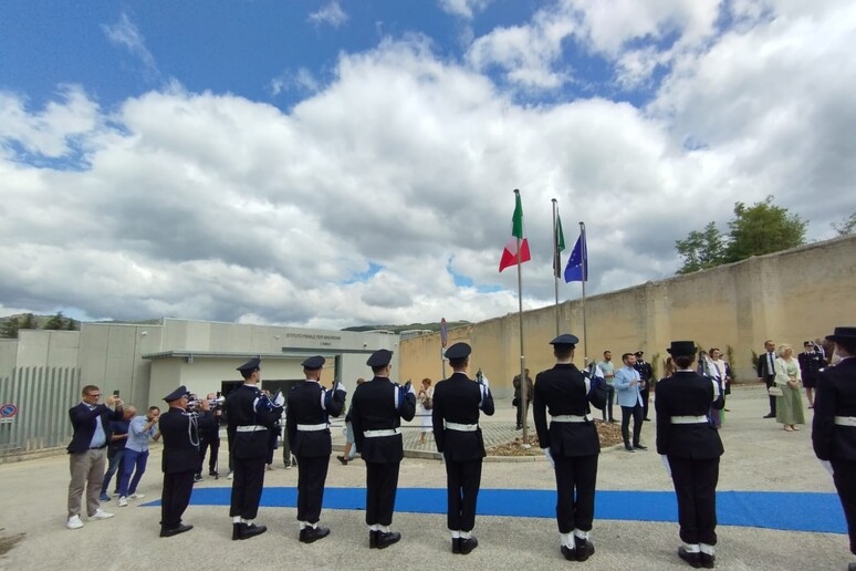 Nell’ampio cortile dell’Istituto per i minorenni dell'Aquila rinnovato, autorità civili e militari, insieme ai rappresentanti della giustizia e della politica, si sono ritrovati per il taglio del nastro, sotto uno striscione con il tricolore e gli stemmi istituzionali.