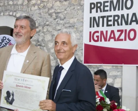 Gaetano Quagliariello riceve il Premio internazionale “Ignazio Silone” a Pescina durante la cerimonia della XXVIII edizione, alla presenza delle istituzioni regionali