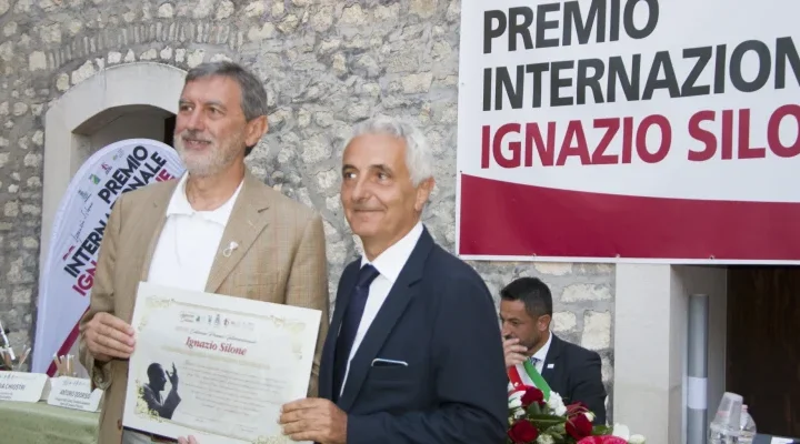 Gaetano Quagliariello riceve il Premio internazionale “Ignazio Silone” a Pescina durante la cerimonia della XXVIII edizione, alla presenza delle istituzioni regionali