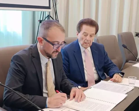 La firma delle convenzioni per il restauro della Torre civica e delle fontane monumentali: un passaggio ufficiale che segna l’avvio del cantiere entro l’autunno