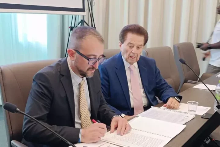 La firma delle convenzioni per il restauro della Torre civica e delle fontane monumentali: un passaggio ufficiale che segna l’avvio del cantiere entro l’autunno