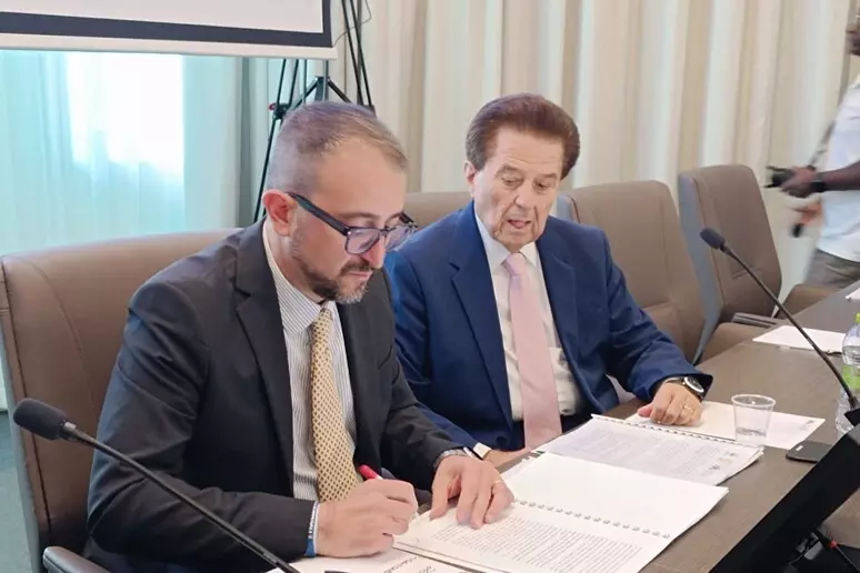 La firma delle convenzioni per il restauro della Torre civica e delle fontane monumentali: un passaggio ufficiale che segna l’avvio del cantiere entro l’autunno