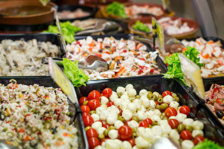 Banco gastronomia di un supermercato dove sarebbe stata esposta la porchetta al centro dell’allarme igienico-sanitario