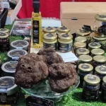 Primo piano di un tartufo nero abruzzese, protagonista della festa di Sante Marie, simbolo dei sapori autentici del territorio