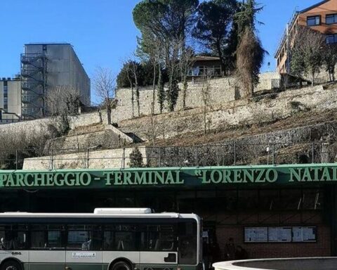 Il terminal bus “Lorenzo Natali” di Collemaggio all’Aquila, teatro della violenta aggressione avvenuta il 14 agosto