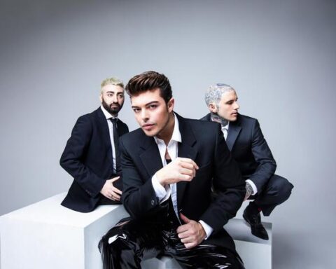 l trio dei The Kolors – Stash e Alex Fiordispino insieme a Dario Iaculli – durante una performance dal vivo: sul palco del Summer Tour 2025 portano energia, pop ed elettronica, attesi stasera all’Aquila per il concerto alla Scalinata di San Bernardino