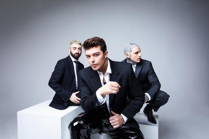 l trio dei The Kolors – Stash e Alex Fiordispino insieme a Dario Iaculli – durante una performance dal vivo: sul palco del Summer Tour 2025 portano energia, pop ed elettronica, attesi stasera all’Aquila per il concerto alla Scalinata di San Bernardino