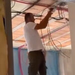 Il primo cittadino ha registrato un video nel cantiere della scuola Fornaci Cona, pubblicandolo poi sui propri canali social: per la consigliera le immagini mostrano violazioni in termini di sicurezza